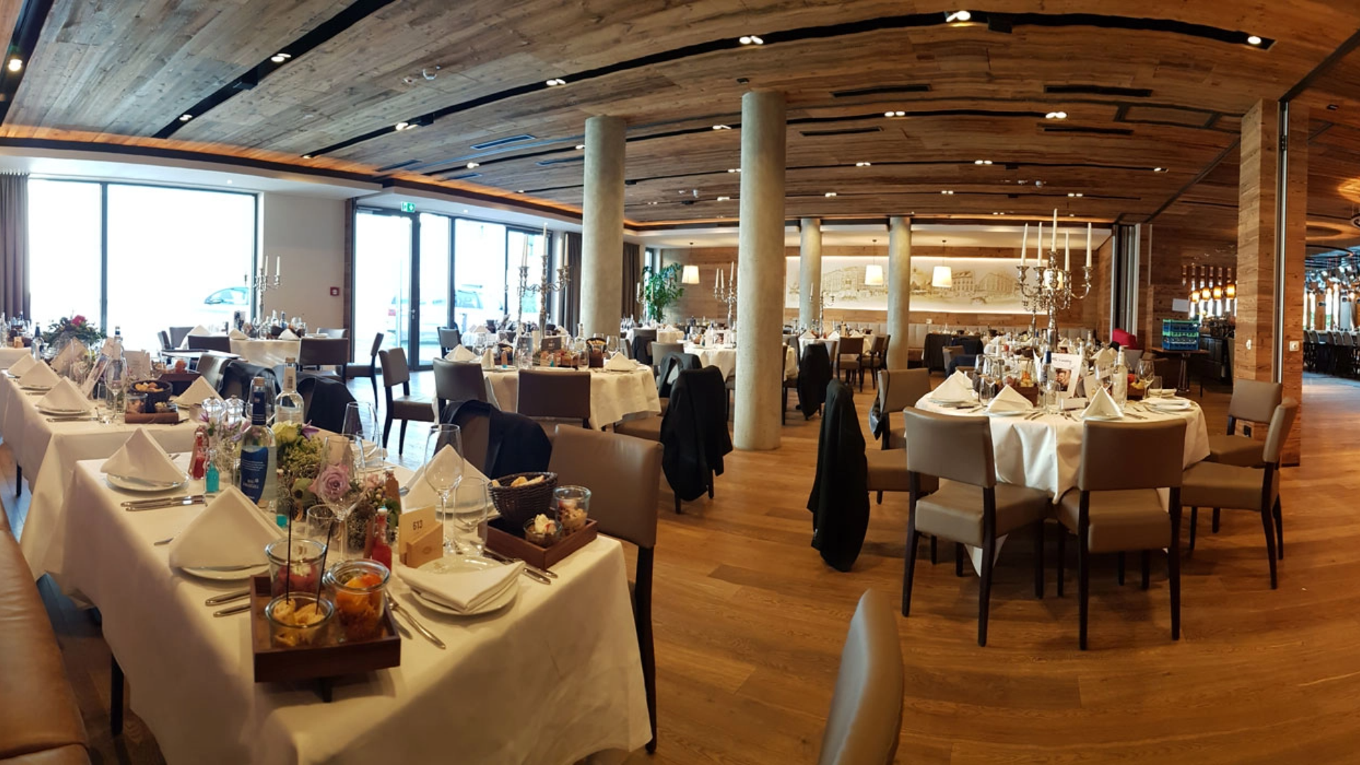 Ein großer Speisesaal mit Tischen und Stühlen für Veranstaltungen wie Hochzeiten oder Partys.
