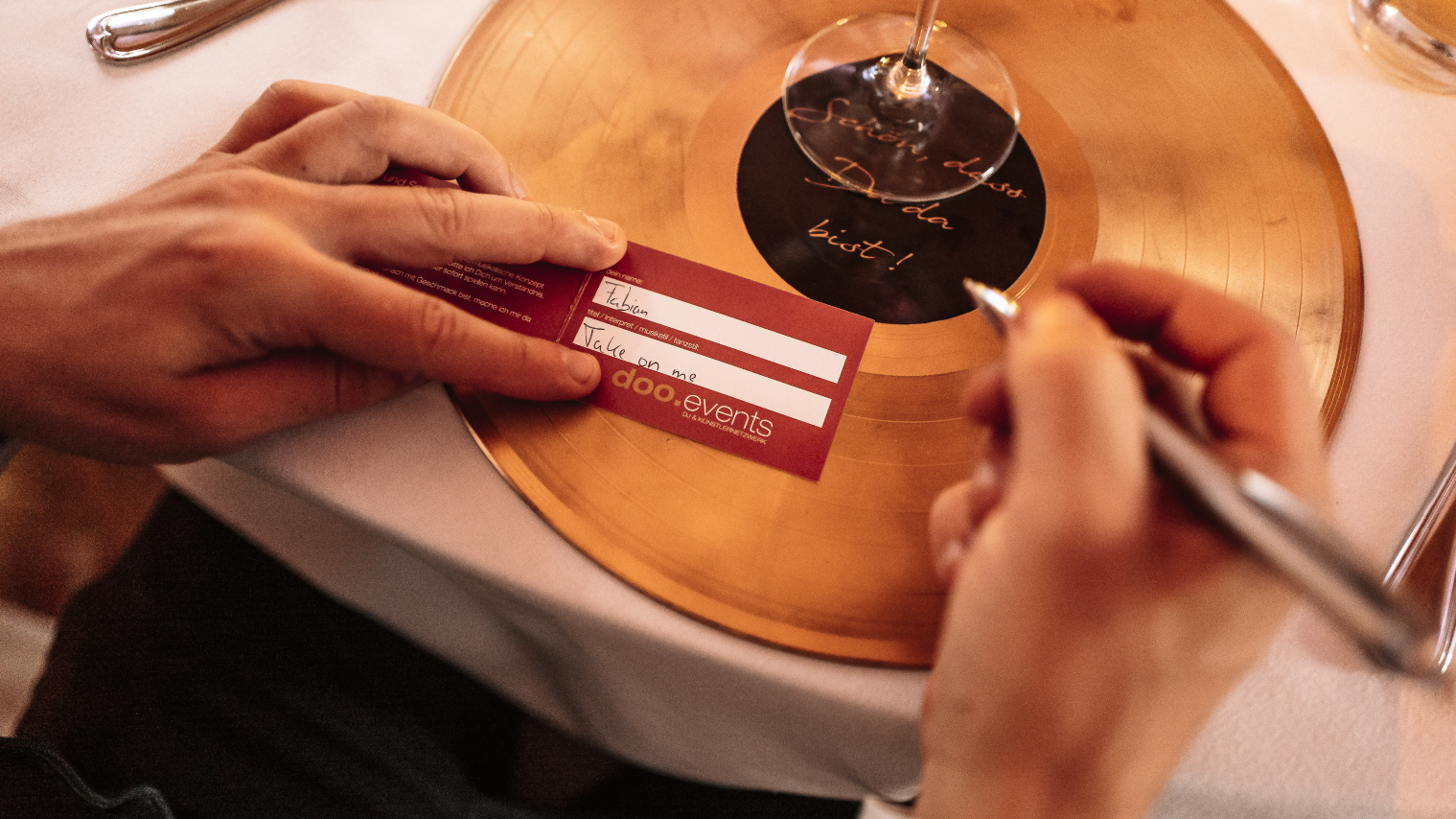 Eine Person hält bei einer Hochzeit eine Kreditkarte auf einem Goldteller.