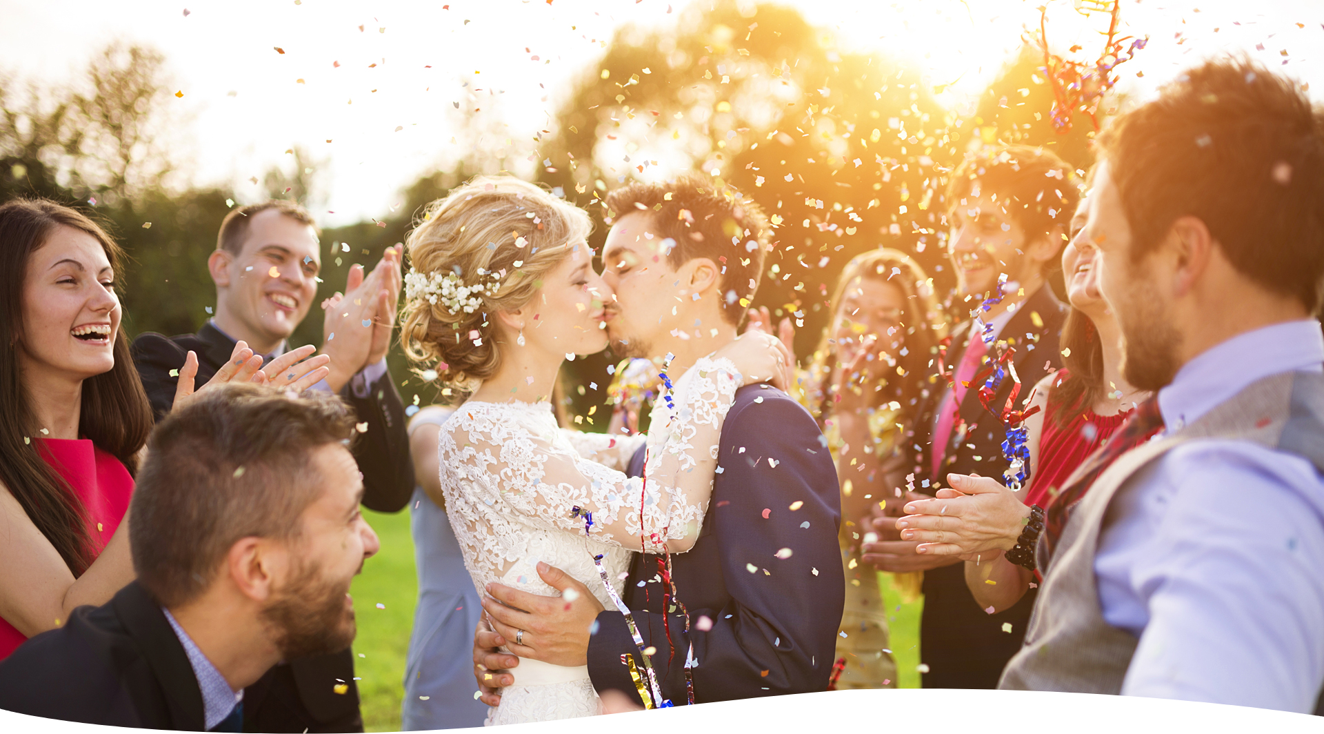 Ein Brautpaar küsst sich vor Konfetti bei ihrer Hochzeit mit einem Hochzeits-DJ München.
