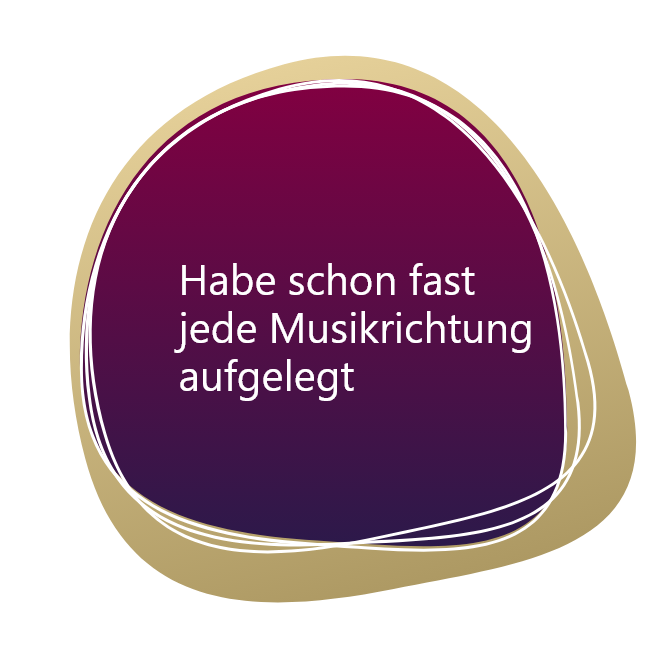 Ein lila Kreis mit der Aufschrift „hab schoon fast je musikkrung audettet“, entworfen für einen Hochzeits-DJ in Landshut.