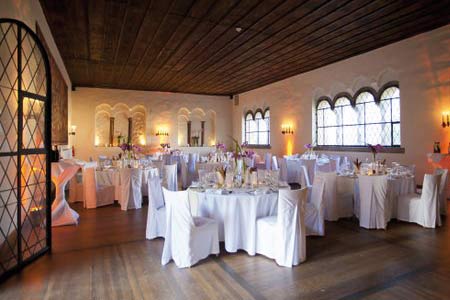 Ein großer Raum mit Tischen und Stühlen für eine Hochzeit mit einem Hochzeits-DJ Regensburg. Ein großer Raum mit Tischen und Stühlen für eine Hochzeit mit einem Hochzeits-DJ Regensburg.