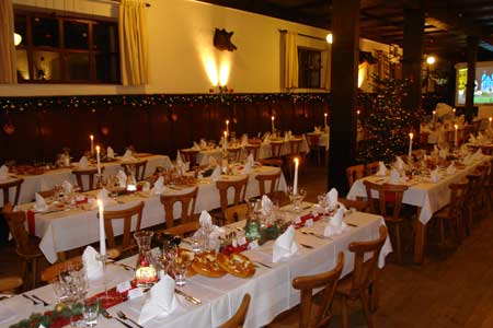 Ein Raum mit Tischen und Stühlen für eine Weihnachtsfeier mit einem Hochzeits-DJ Regensburg.