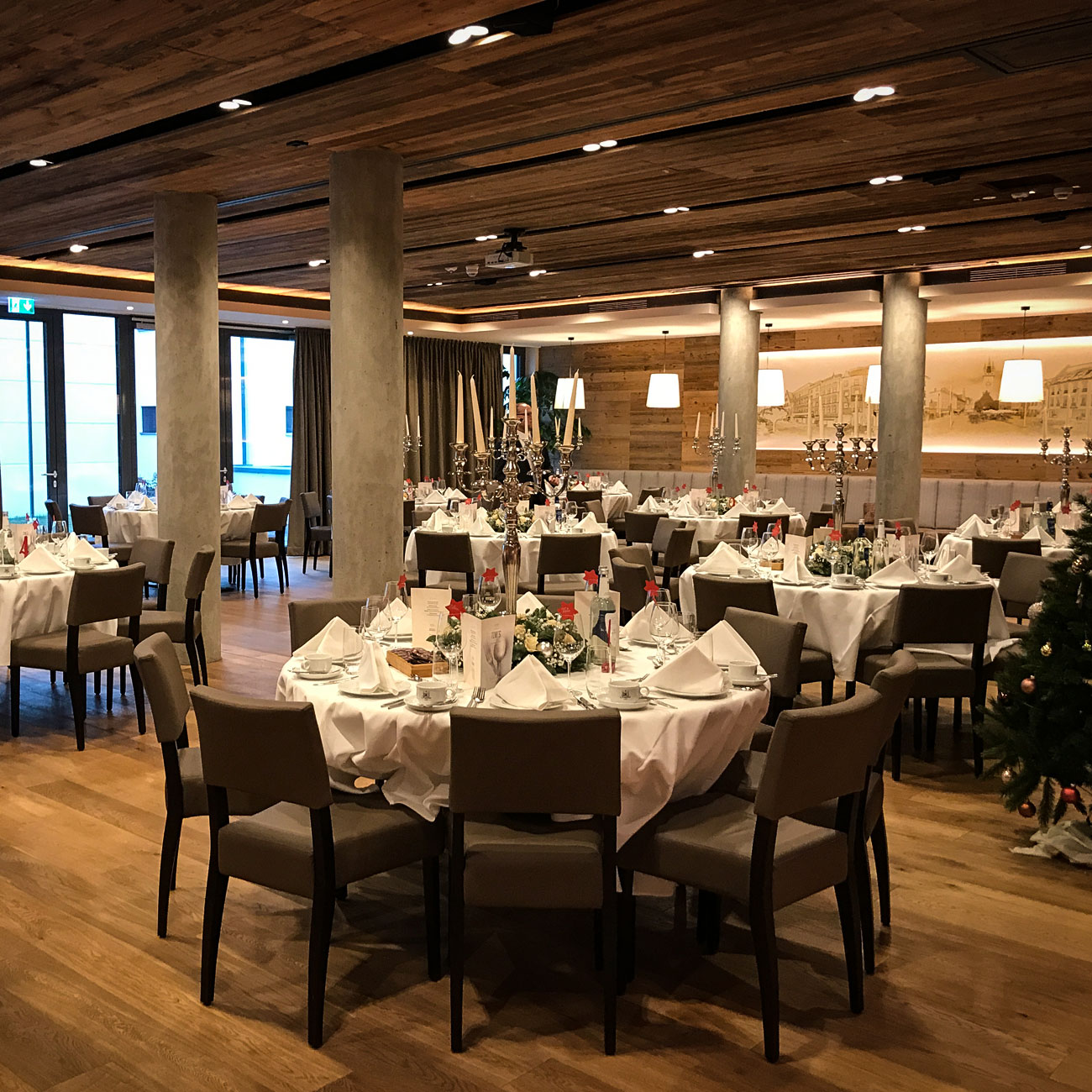 Ein großer Raum mit Tischen und Stühlen für ein Abendessen, perfekt für eine Hochzeits-DJ-München-Veranstaltung. Ein großer Raum mit Tischen und Stühlen für ein Abendessen, perfekt für eine Hochzeits-DJ-München-Veranstaltung.