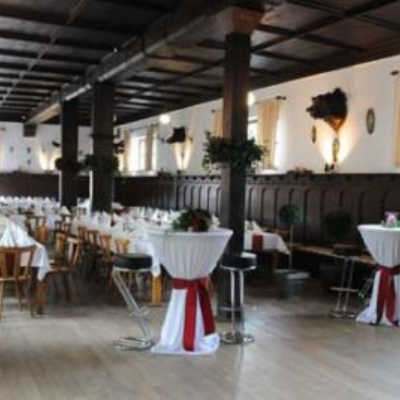 Ein großer Bankettraum mit Tischen und Stühlen, perfekt für Hochzeiten DJ München oder DJ Hochzeit.