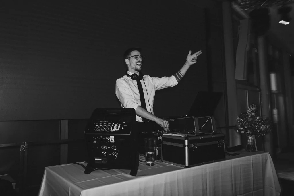 Hochzeits DJ Mike in Schwarzweiß