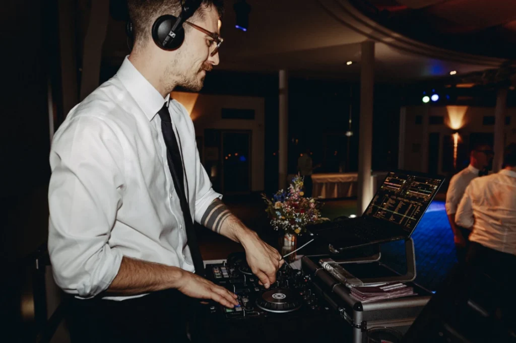 DJ Mike von DooEvents beim auflegen auf einer Firmengeier oder Hochzeit