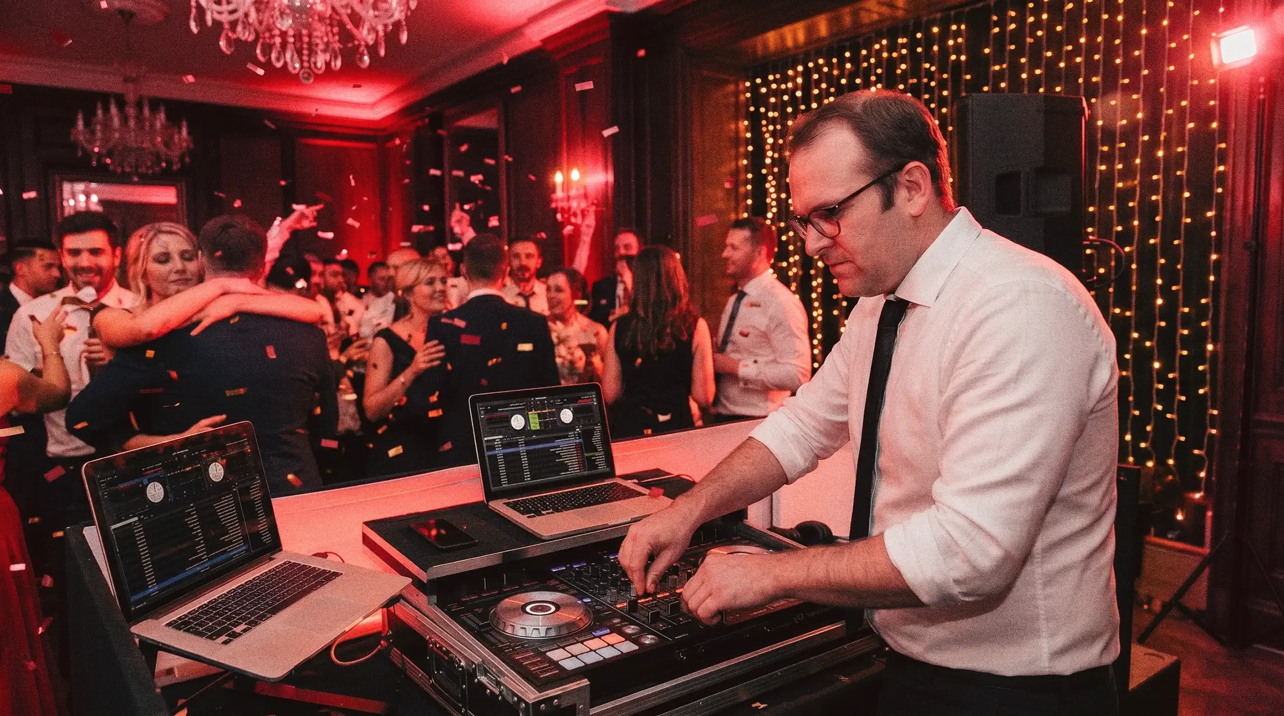 Hochzeits DJ legt auf einer Hochzeit in Bayern auf.