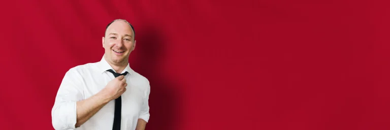 DJ Marco vor rotem Hintergrund