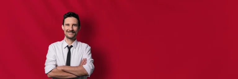 DJ Ralph vor rotem Hintergrund