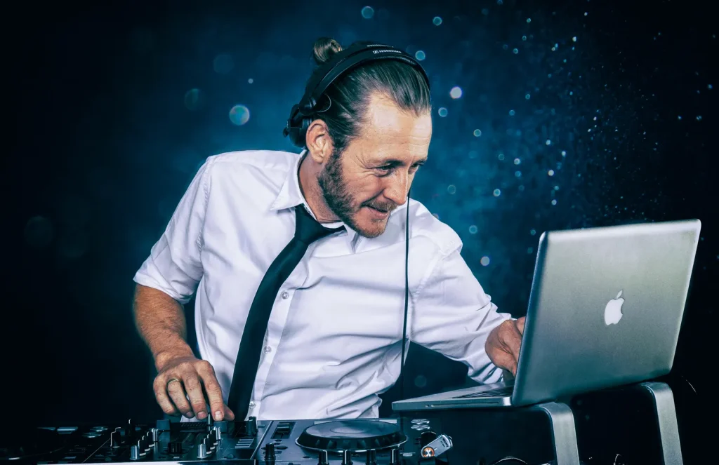DJ Tom hinter dem Laptop