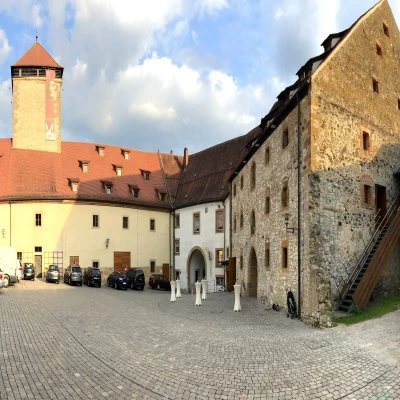 Burg Dagestein in Vilseck als historische Hochzeitslocation mit Innenhof