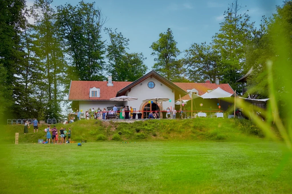 Insel Schliersee als Hochzeitslocation mit Alpenpanorama und See